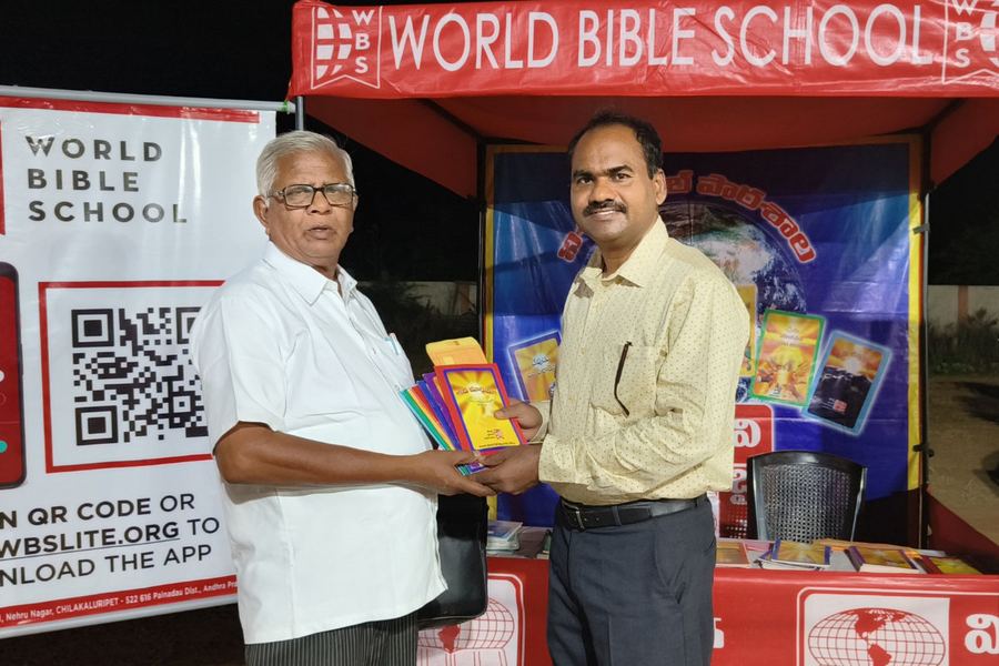 Handing out World Bible School course booklets